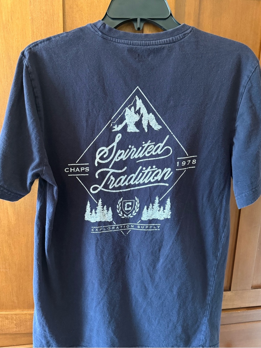 Chaps Spirited Tradition Mountain Graphic T-Shirt - Size Medium Navy Blue